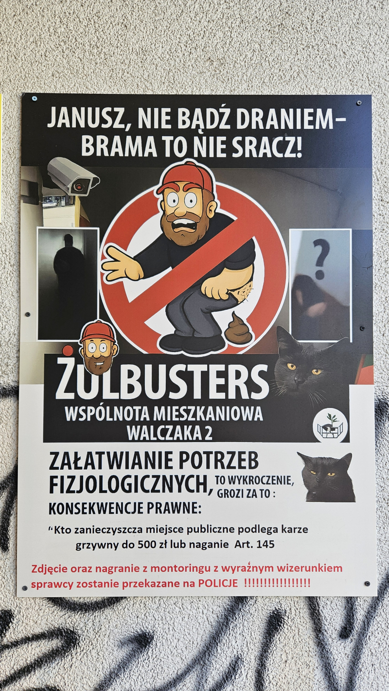 5/7 Brama kamienicy przy Walczaka zamieniona w publiczną toaletę