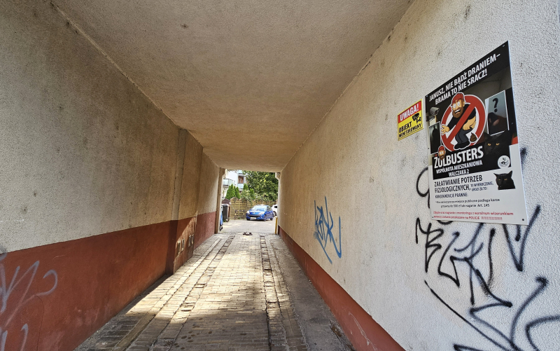 6/7 Brama kamienicy przy Walczaka zamieniona w publiczną toaletę