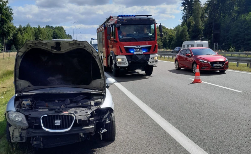 2/10 Kierujący rozbił seata o barierki na S3