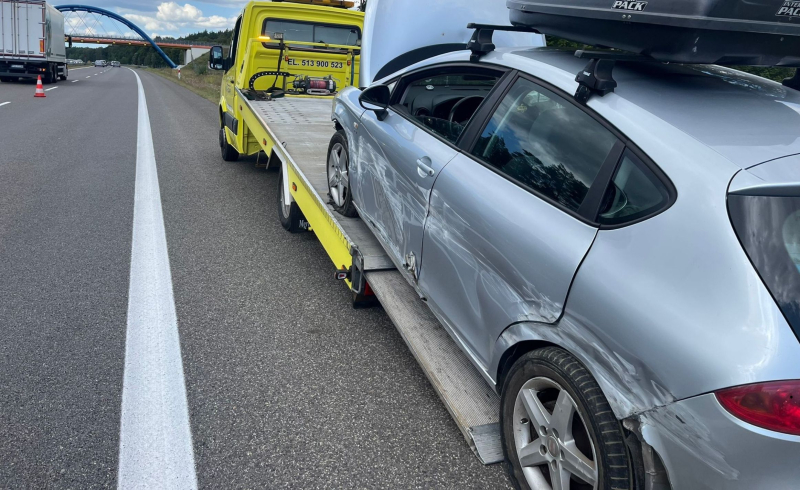 4/10 Kierujący rozbił seata o barierki na S3