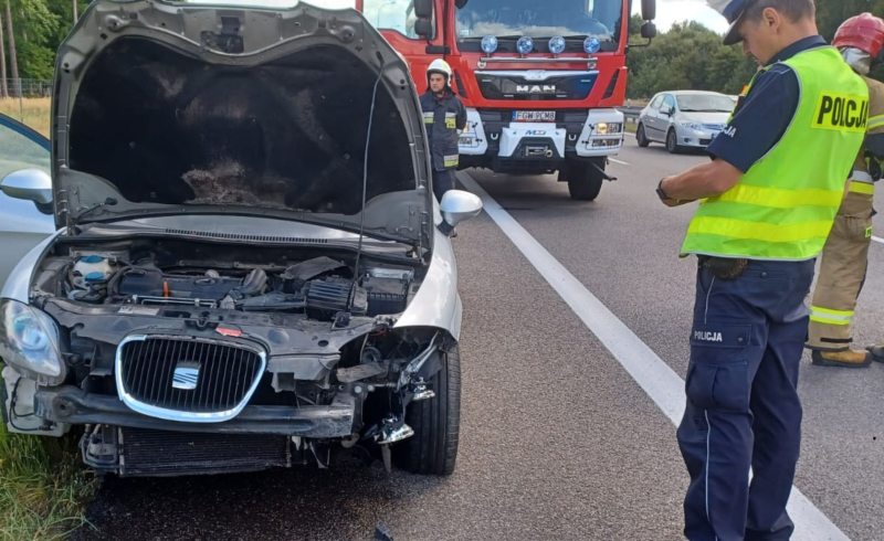 6/10 Kierujący rozbił seata o barierki na S3