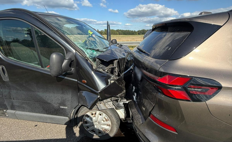 3/7 Bus uderzył w tył BMW na S3