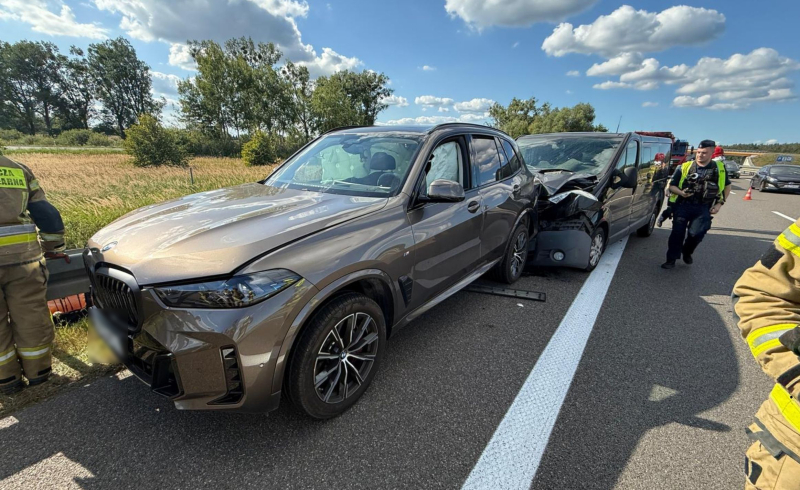 7/7 Bus uderzył w tył BMW na S3