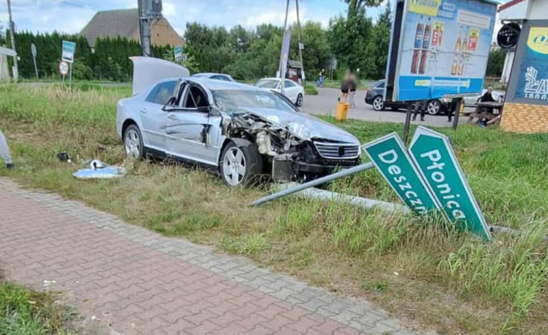 2/6 Zderzenie volkswagena i ładowarki na DK22 w Krasowcu