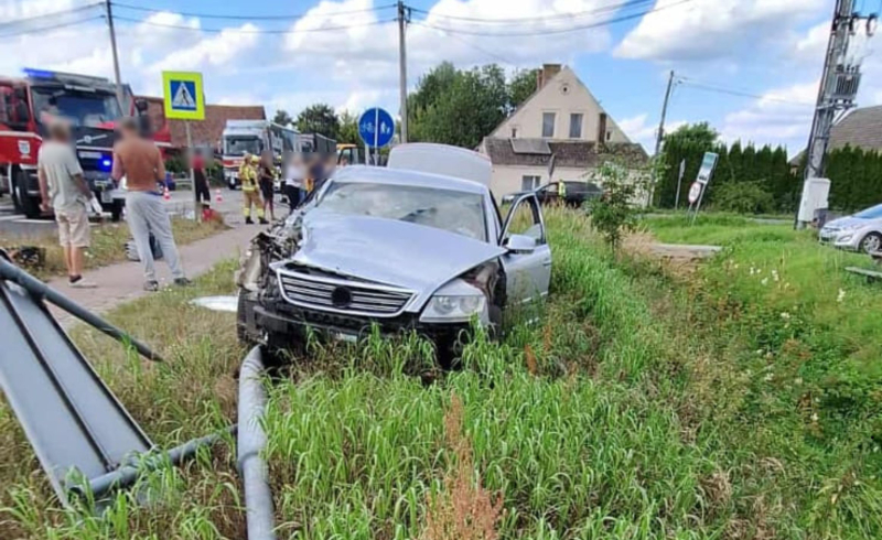 3/6 Zderzenie volkswagena i ładowarki na DK22 w Krasowcu