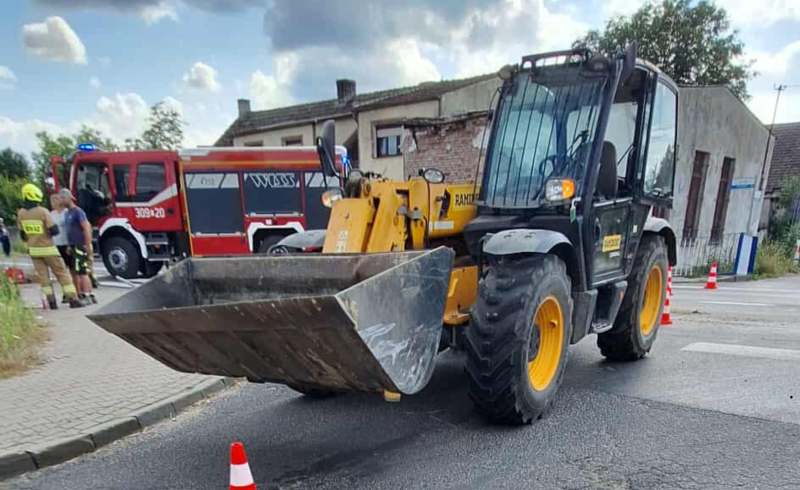 4/6 Zderzenie volkswagena i ładowarki na DK22 w Krasowcu