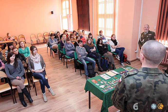 8/14 Gorzów: ZSEk - Spotkanie z historią - tradycje 12 Kołobrzeskiego Pułku Piechoty