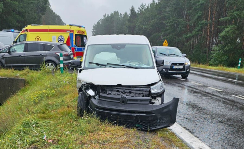 2/5 Zderzenie volkswagena i forda na DK22