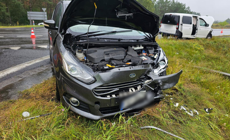 5/5 Zderzenie volkswagena i forda na DK22