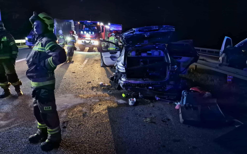 8/9 Wypadek na S3. Zderzenie dwóch mercedesów i dachowanie