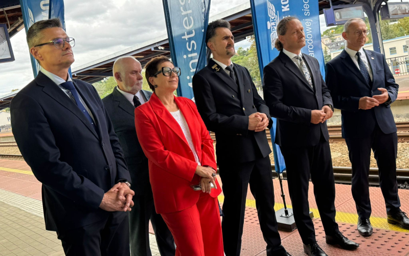 1/6 Konferencja prasowa z ministrem Malepszakiem na dworcu PKP w Gorzowie