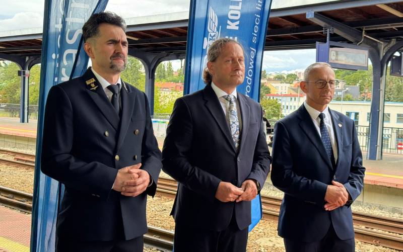 2/6 Konferencja prasowa z ministrem Malepszakiem na dworcu PKP w Gorzowie