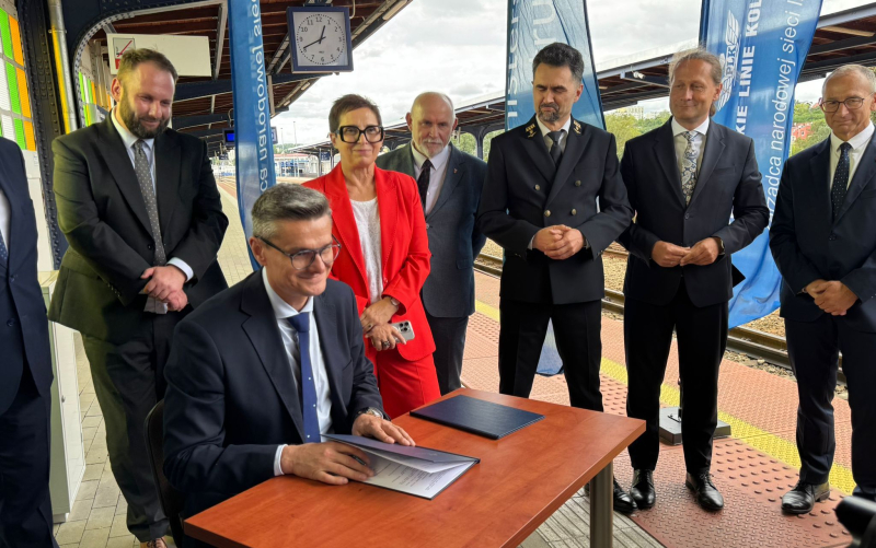 4/6 Konferencja prasowa z ministrem Malepszakiem na dworcu PKP w Gorzowie