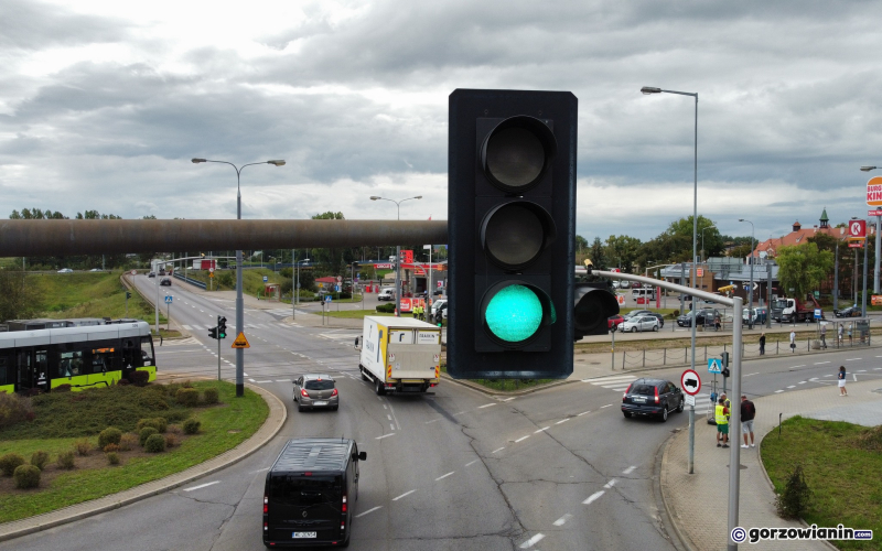 4/6 Włączona sygnalizacja świetlna na rondzie Santockim