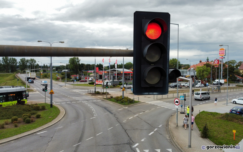 6/6 Włączona sygnalizacja świetlna na rondzie Santockim