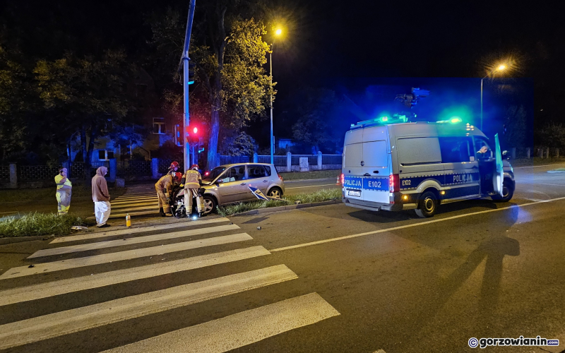 1/6 Kierujący renault uderzył w sygnalizator przy Al. Konstytucji 3 Maja