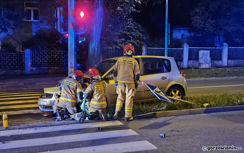 2/6 Kierujący renault uderzył w sygnalizator przy Al. Konstytucji 3 Maja