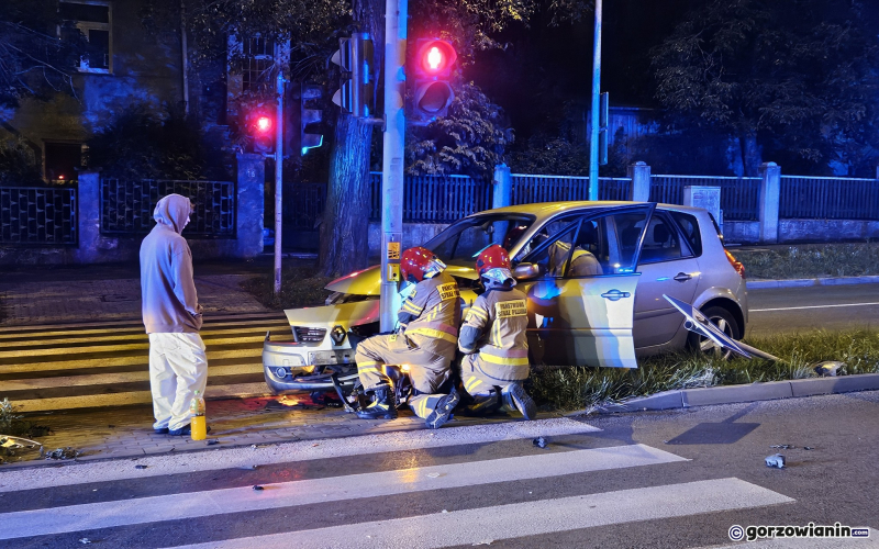 3/6 Kierujący renault uderzył w sygnalizator przy Al. Konstytucji 3 Maja