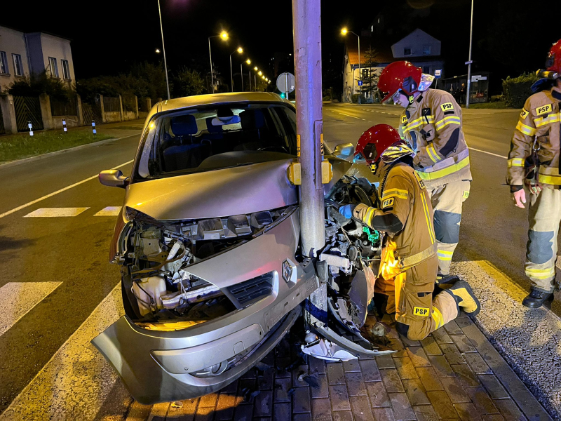 4/6 Kierujący renault uderzył w sygnalizator przy Al. Konstytucji 3 Maja