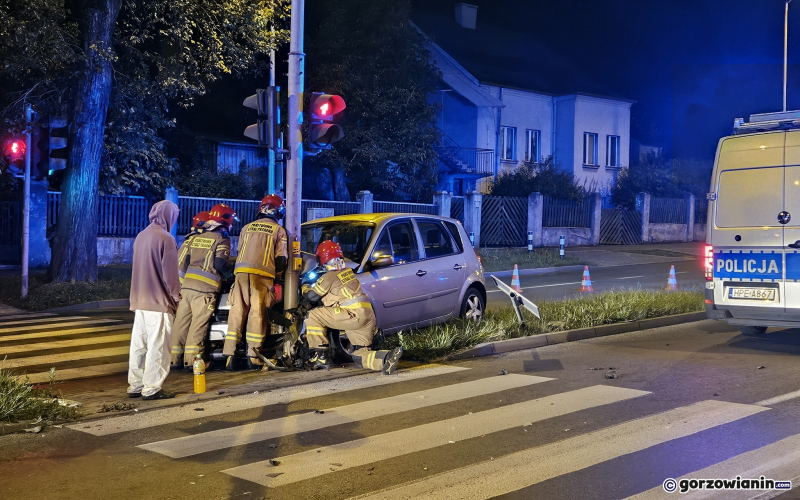 5/6 Kierujący renault uderzył w sygnalizator przy Al. Konstytucji 3 Maja