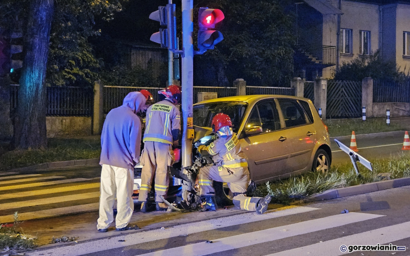 6/6 Kierujący renault uderzył w sygnalizator przy Al. Konstytucji 3 Maja