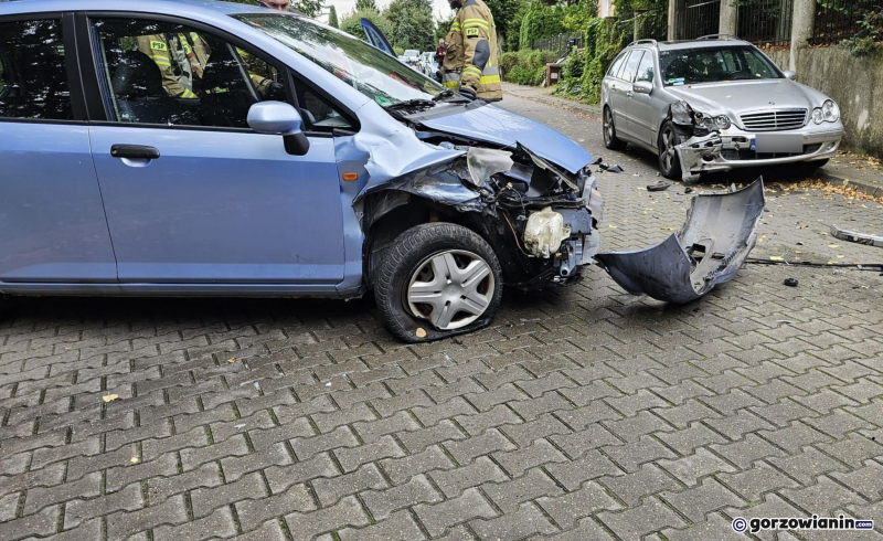 1/5 Uderzyła hondą w zaparkowanego mercedesa na Błotnej