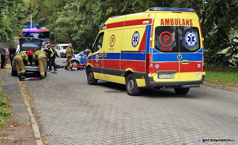 2/5 Uderzyła hondą w zaparkowanego mercedesa na Błotnej