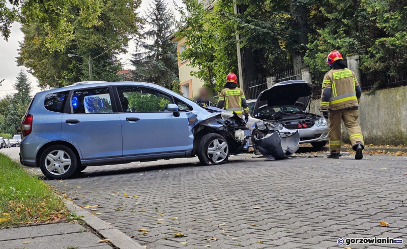 5/5 Uderzyła hondą w zaparkowanego mercedesa na Błotnej