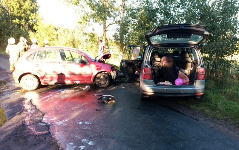 3/4 Czołówka citroena i volkswagena koło Smolin