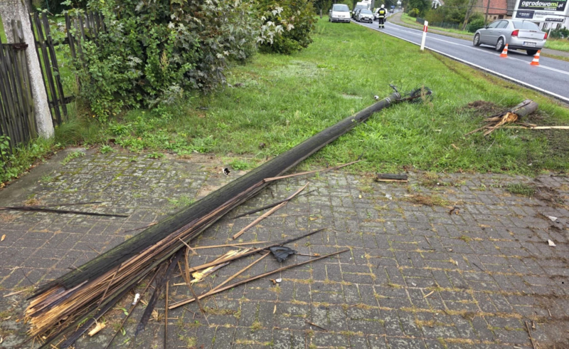 1/10 Kierujący oplem ściął drewniany słup w Motylewie