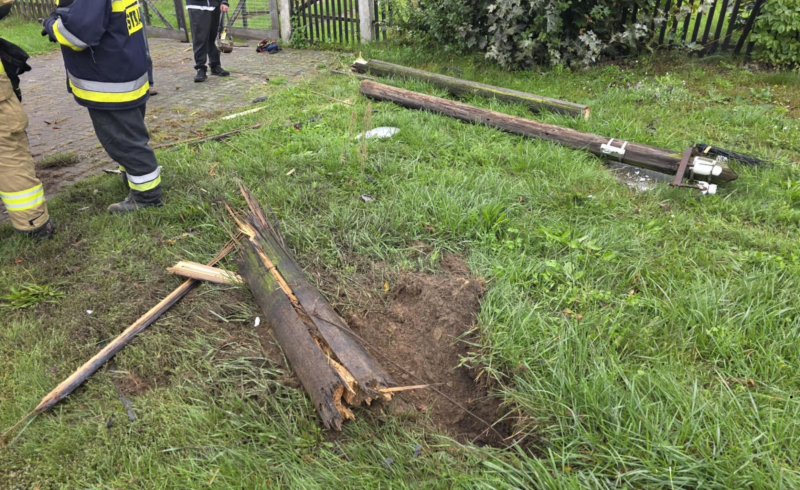 2/10 Kierujący oplem ściął drewniany słup w Motylewie