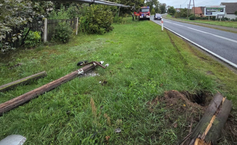 5/10 Kierujący oplem ściął drewniany słup w Motylewie