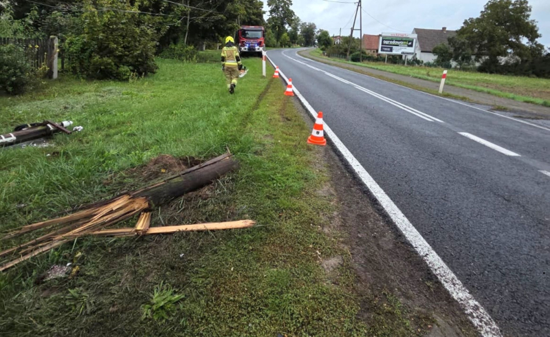 6/10 Kierujący oplem ściął drewniany słup w Motylewie