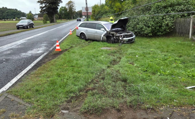 8/10 Kierujący oplem ściął drewniany słup w Motylewie