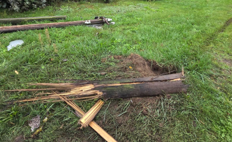 9/10 Kierujący oplem ściął drewniany słup w Motylewie