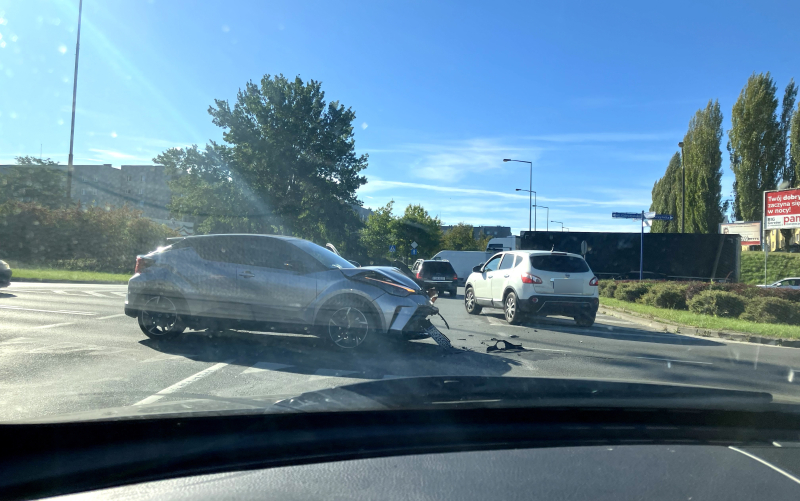3/4 Zderzenie opla i toyoty na rondzie Górczyńskim