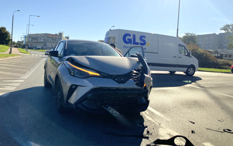 4/4 Zderzenie opla i toyoty na rondzie Górczyńskim