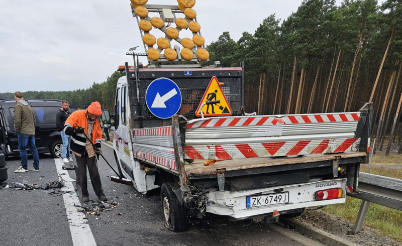 1/5 Wypadek na S3. Zderzenie volkswagena z pojazdem obsługi S3
