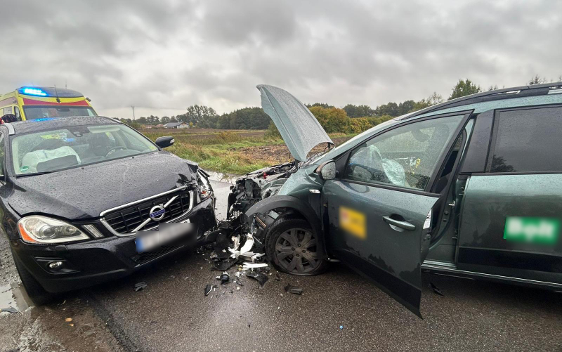 1/4 Wypadek w Santocku. Zderzenie volvo i dacii