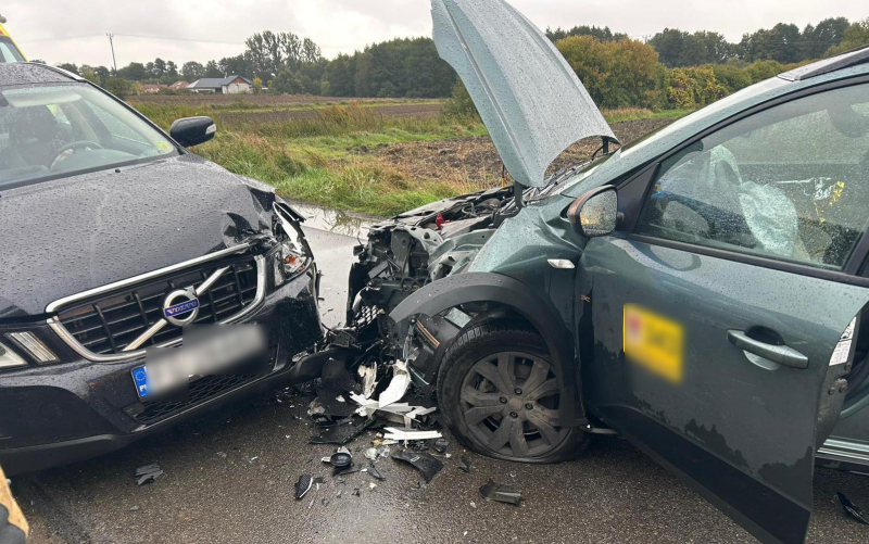 2/4 Wypadek w Santocku. Zderzenie volvo i dacii