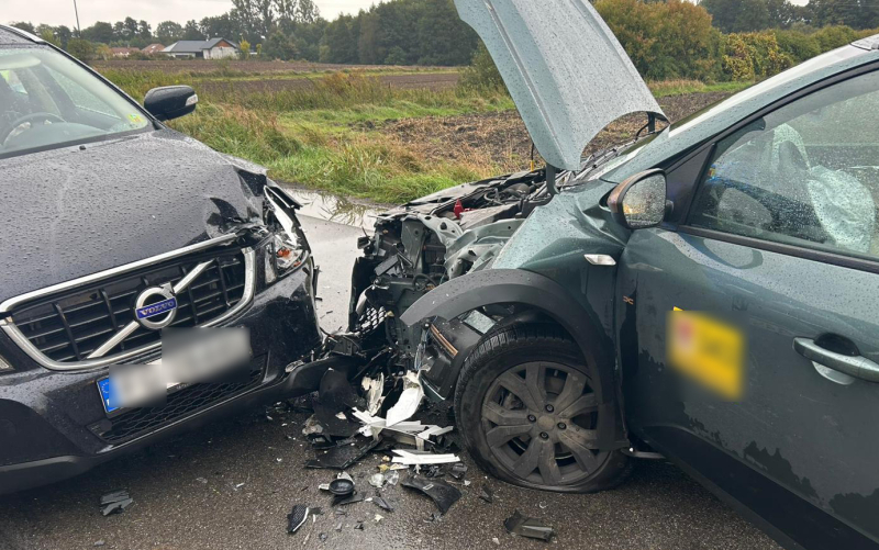 3/4 Wypadek w Santocku. Zderzenie volvo i dacii