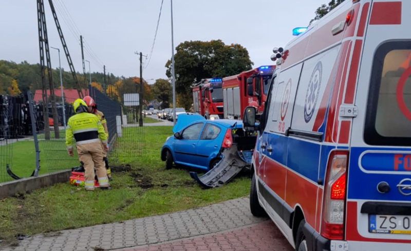 3/7 Kierująca peugeotem uderzyła w ogrodzenie w Motylewie