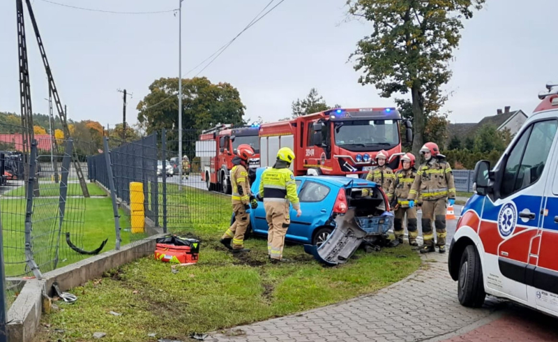 6/7 Kierująca peugeotem uderzyła w ogrodzenie w Motylewie