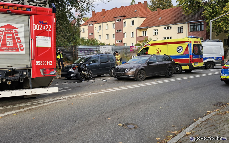 3/5 Wypadek na Warszawskiej. Zderzenie motocykla i dwóch aut