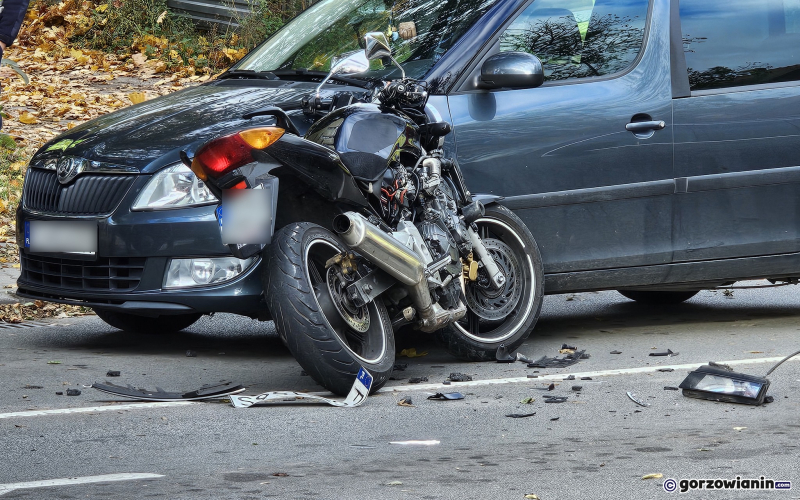 4/5 Wypadek na Warszawskiej. Zderzenie motocykla i dwóch aut