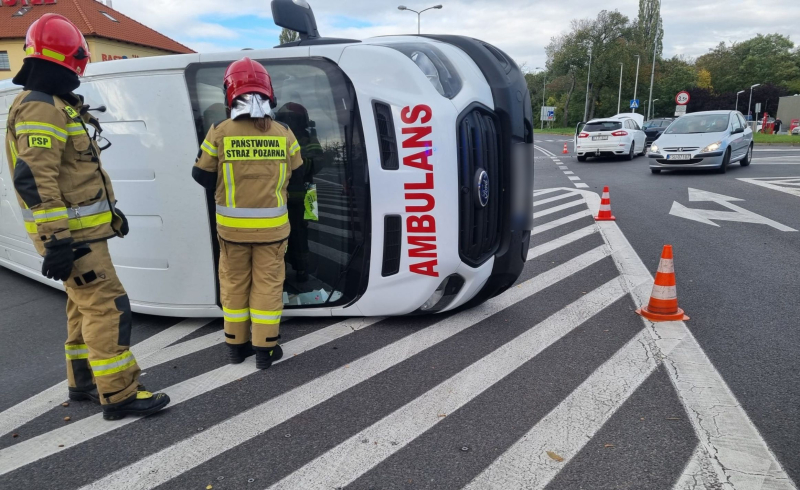2/5 Zderzenie forda i busa z napisem ambulans w Kostrzynie nad Odrą