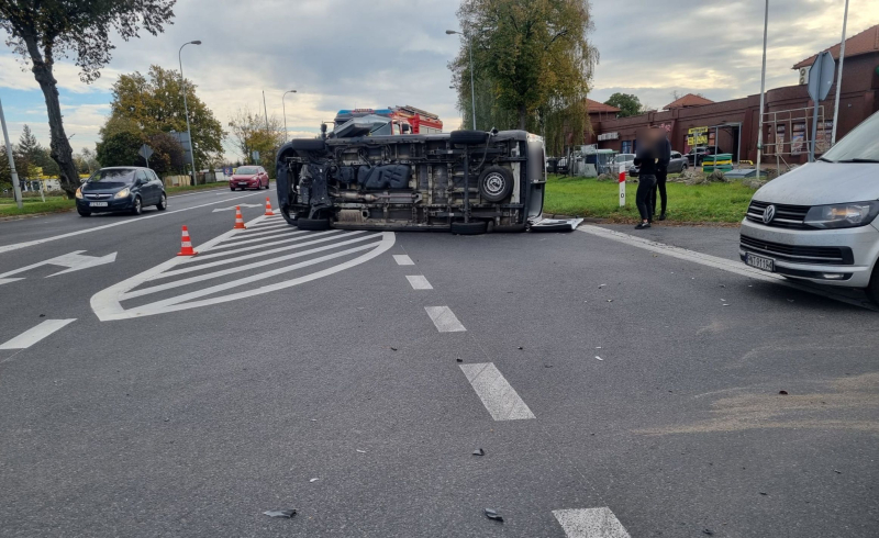 3/5 Zderzenie forda i busa z napisem ambulans w Kostrzynie nad Odrą
