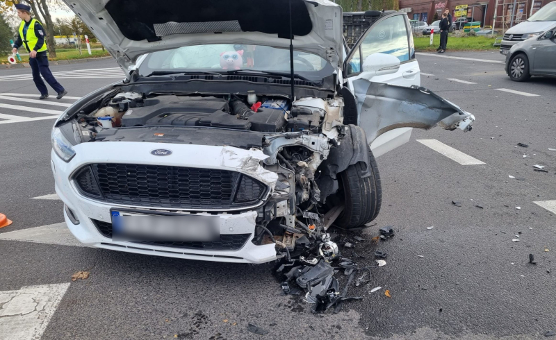 4/5 Zderzenie forda i busa z napisem ambulans w Kostrzynie nad Odrą