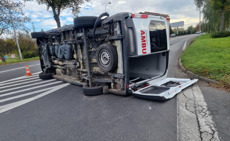 5/5 Zderzenie forda i busa z napisem ambulans w Kostrzynie nad Odrą