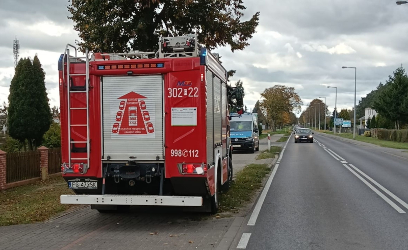 1/5 Wypadek w Jeninie. Motocyklista uderzył w drzewo